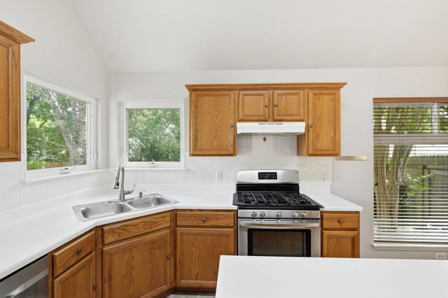 215 Rio Vista DR, Georgetown, TX 78626