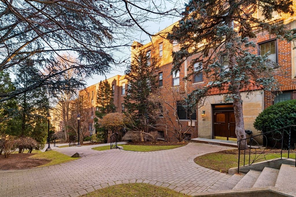 321 Tappan Street 1, Brookline, MA 02445
