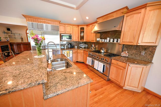859 Maloon Avenue, Franklin Square, NY 11010