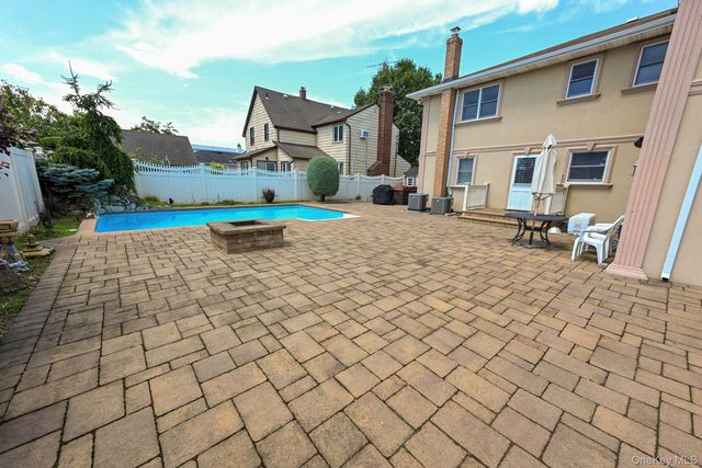 859 Maloon Avenue, Franklin Square, NY 11010