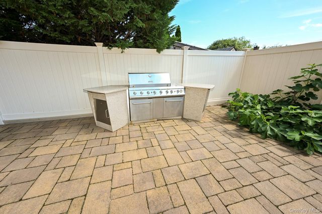 859 Maloon Avenue, Franklin Square, NY 11010
