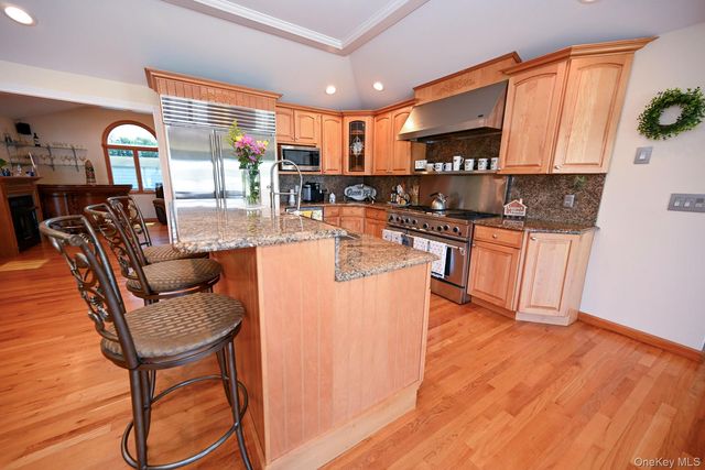 859 Maloon Avenue, Franklin Square, NY 11010