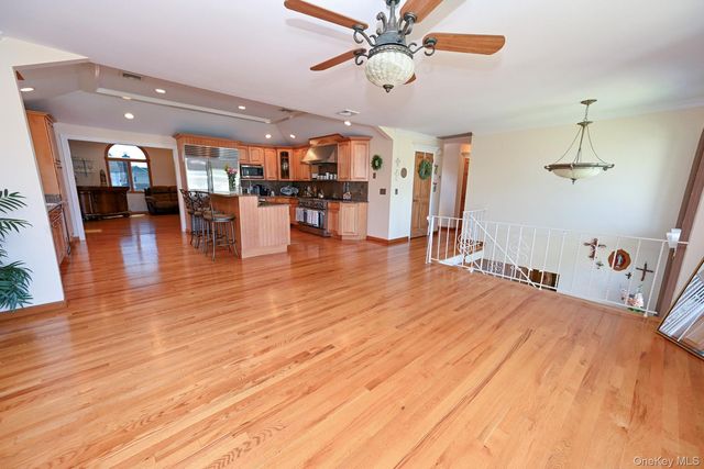 859 Maloon Avenue, Franklin Square, NY 11010