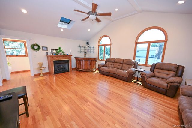 859 Maloon Avenue, Franklin Square, NY 11010