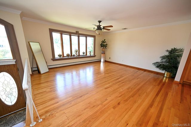 859 Maloon Avenue, Franklin Square, NY 11010