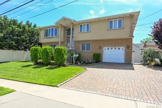 859 Maloon Avenue, Franklin Square, NY 11010