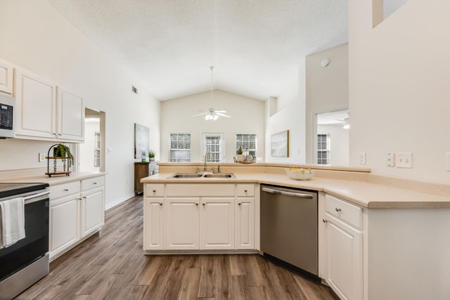 1013 Freeport Court, Mary Esther, FL 32569