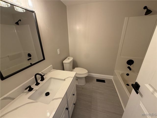 6588 Royal Parkway South, Lockport Town, NY 14094