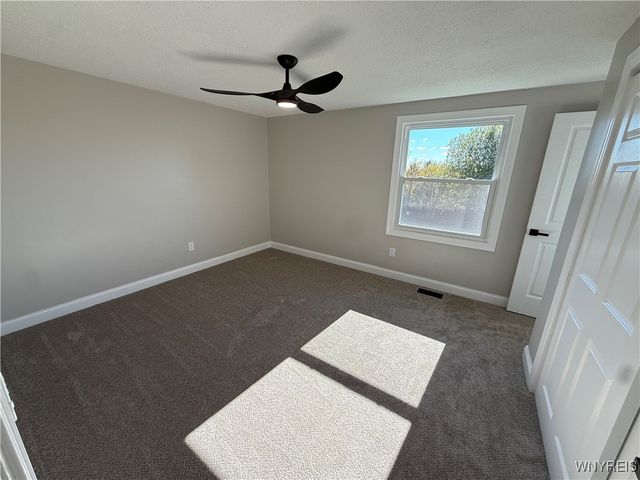 6588 Royal Parkway South, Lockport Town, NY 14094