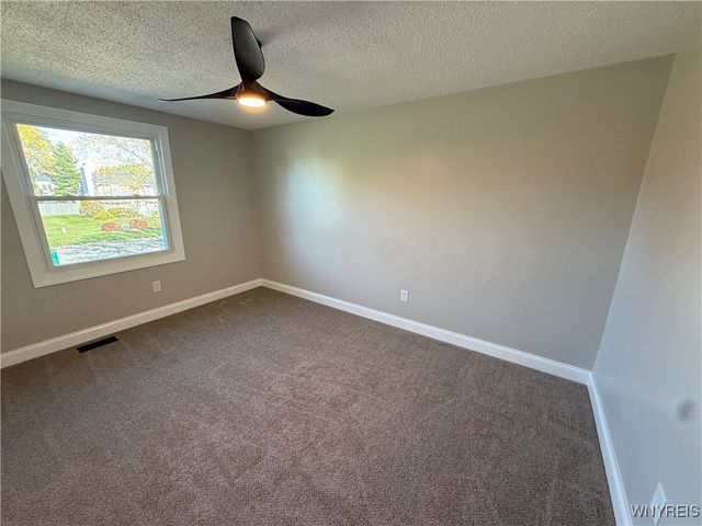 6588 Royal Parkway South, Lockport Town, NY 14094