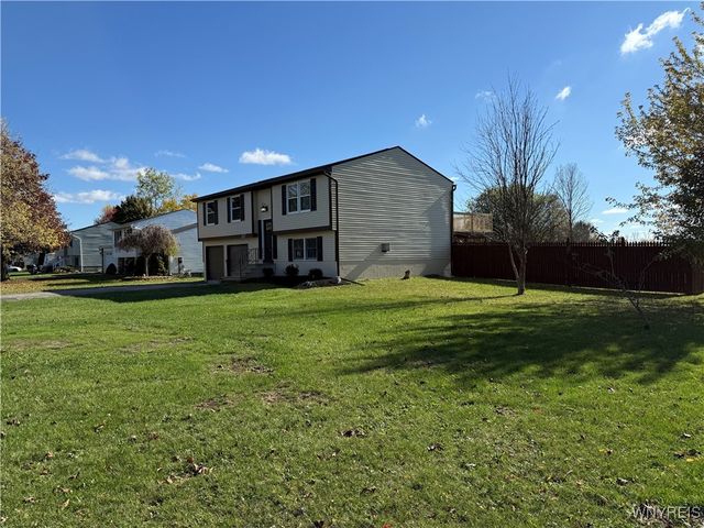 6588 Royal Parkway South, Lockport Town, NY 14094