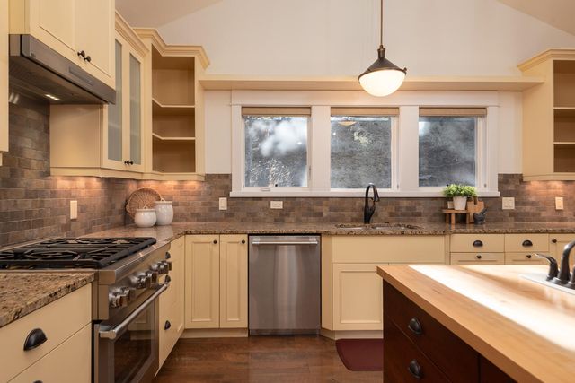 19085 NW Mt Hood Place, Bend, OR 97703