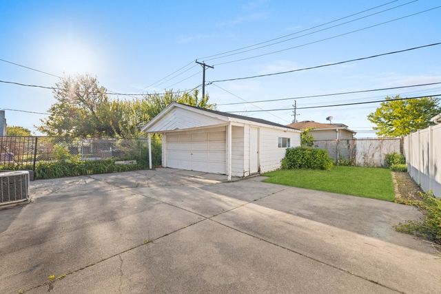 8422 W 45th Street, Lyons, IL 60534