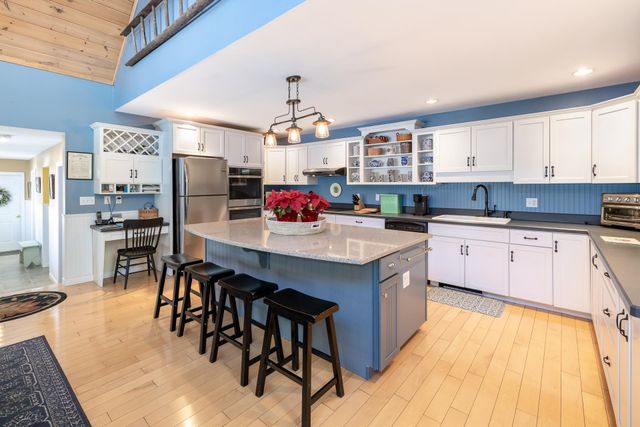 8 Oak Knoll Road, Meredith, NH 03253