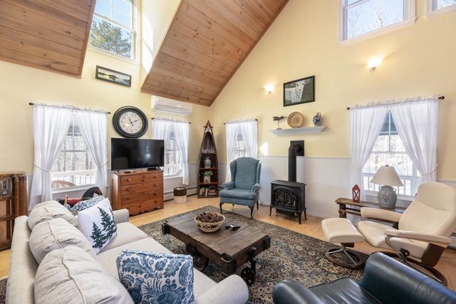 8 Oak Knoll Road, Meredith, NH 03253