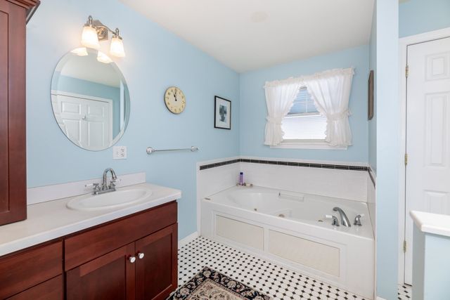 8 Oak Knoll Road, Meredith, NH 03253