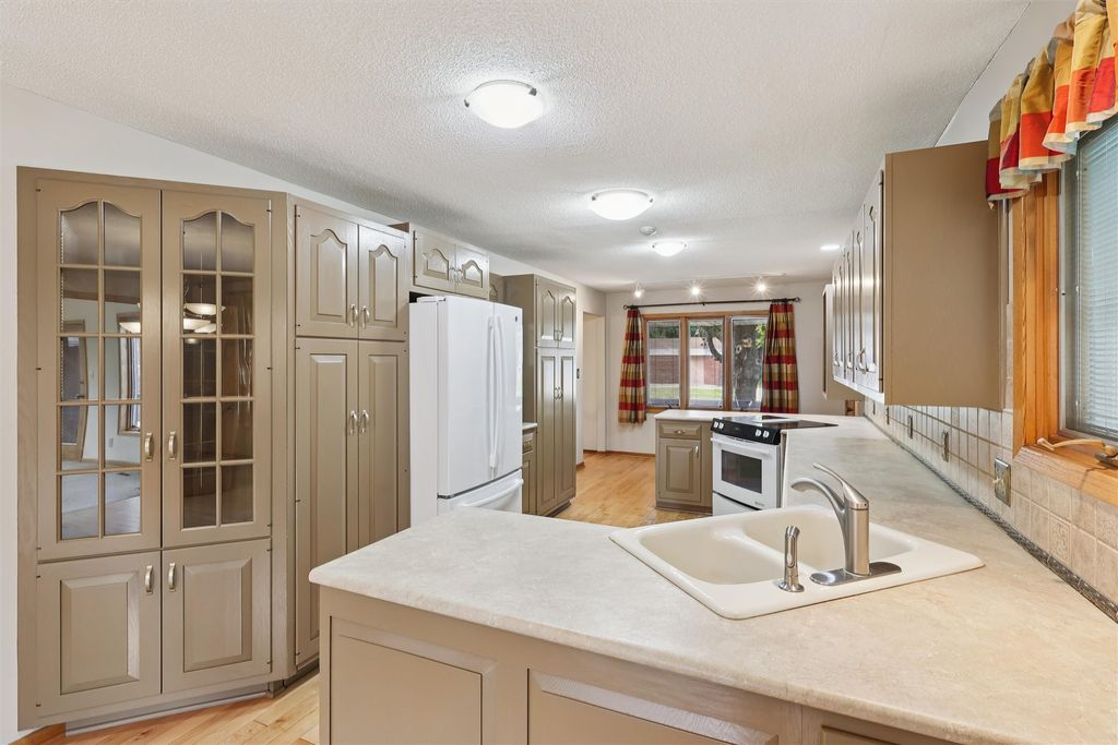 909 39th Street, West Des Moines, IA 50265