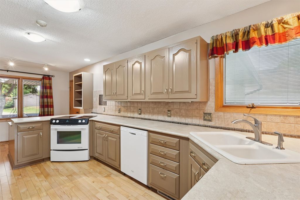 909 39th Street, West Des Moines, IA 50265