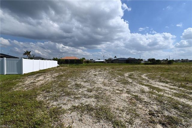 432 SW 22nd ST, Cape Coral, FL 33991
