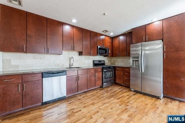 17 Meadow Road 401, Rutherford, NJ 07070