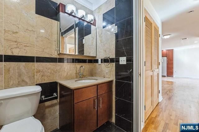 17 Meadow Road 401, Rutherford, NJ 07070