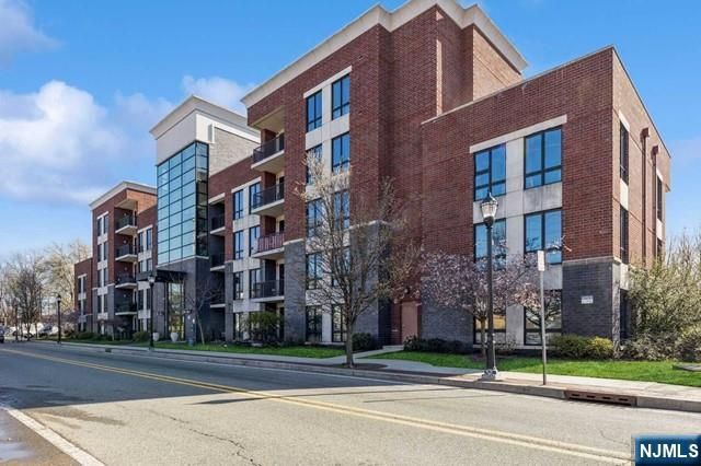 17 Meadow Road 401, Rutherford, NJ 07070