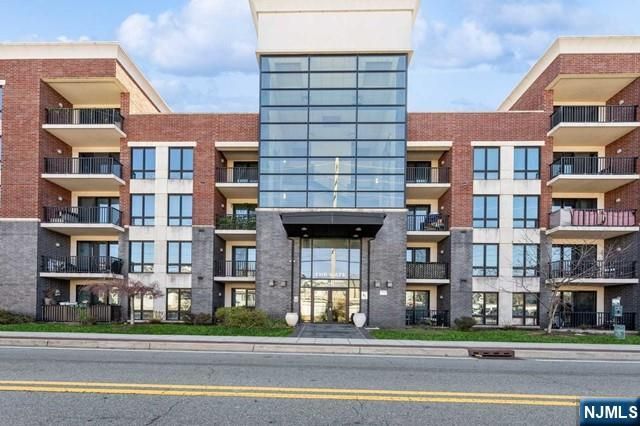 17 Meadow Road 401, Rutherford, NJ 07070