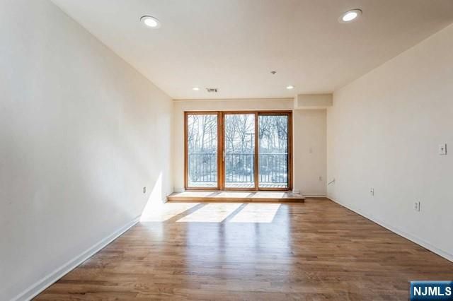 17 Meadow Road 401, Rutherford, NJ 07070