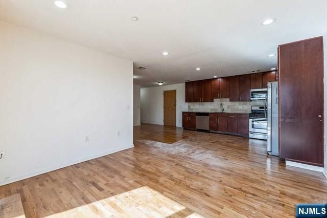 17 Meadow Road 401, Rutherford, NJ 07070