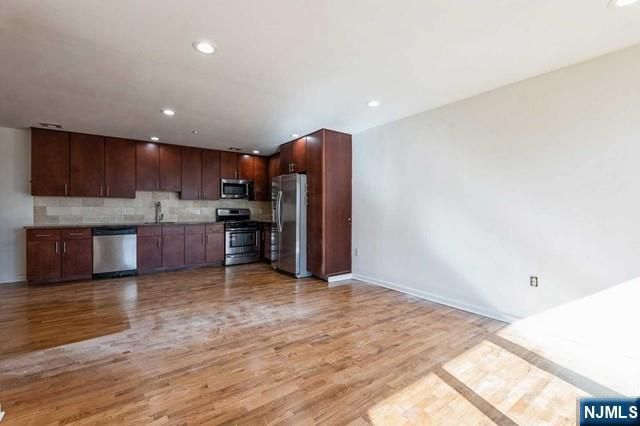 17 Meadow Road 401, Rutherford, NJ 07070