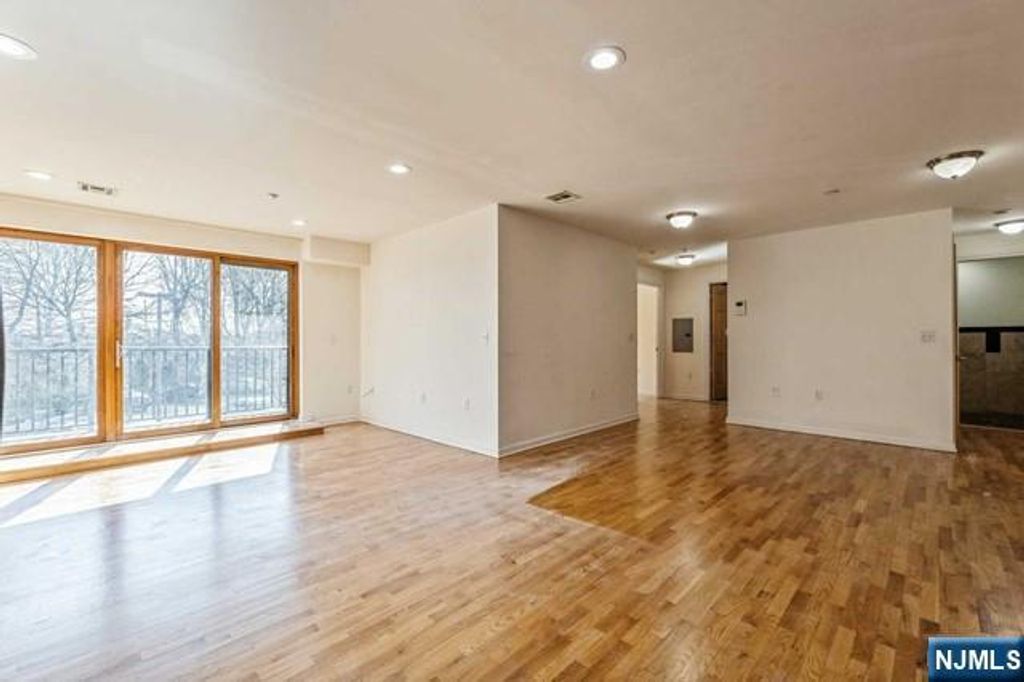 17 Meadow Road 401, Rutherford, NJ 07070
