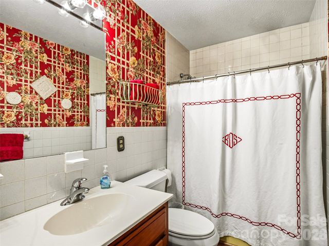 2526 Kanuga Road, Hendersonville, NC 28739