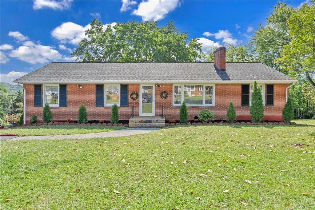 3641 Parkwood DR, Roanoke, VA 24018
