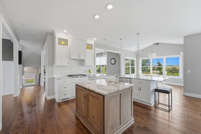 3460 Crow Lake Drive, Bettendorf, IA 52722