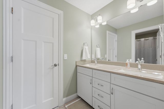 3460 Crow Lake Drive, Bettendorf, IA 52722