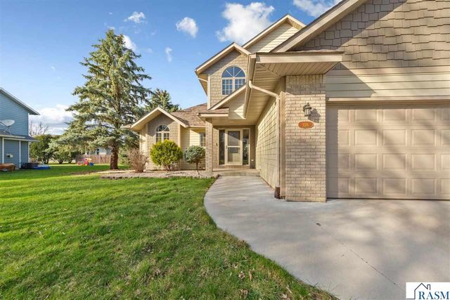 1526 Castle Drive, North Mankato, MN 56003