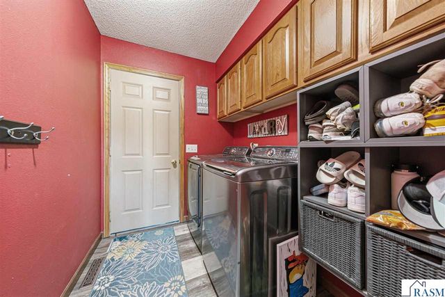 1526 Castle Drive, North Mankato, MN 56003