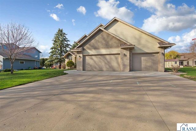 1526 Castle Drive, North Mankato, MN 56003