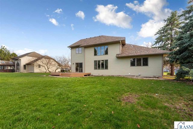 1526 Castle Drive, North Mankato, MN 56003