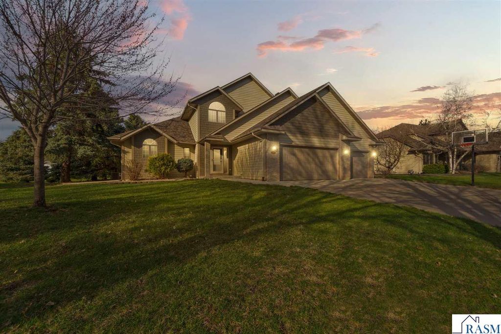1526 Castle Drive, North Mankato, MN 56003