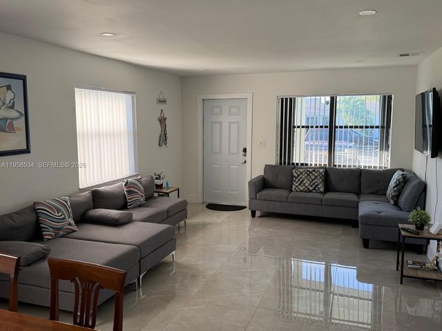 208 NW 7th St 1-2, Hallandale Beach, FL 33009