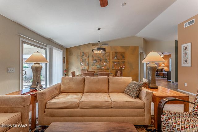 976 N Night Heron Drive, Green Valley, AZ 85614