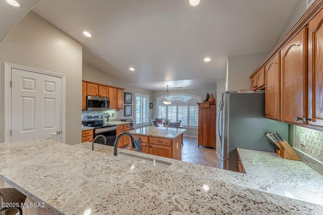 976 N Night Heron Drive, Green Valley, AZ 85614