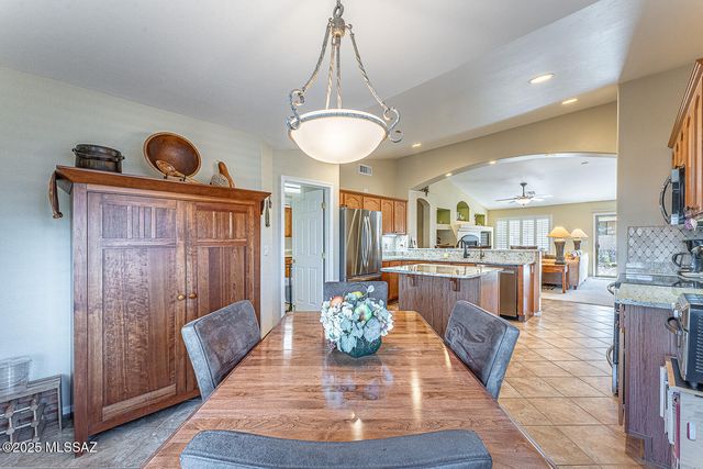 976 N Night Heron Drive, Green Valley, AZ 85614