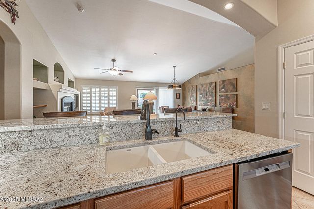 976 N Night Heron Drive, Green Valley, AZ 85614