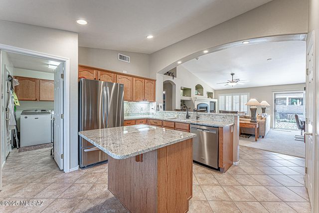 976 N Night Heron Drive, Green Valley, AZ 85614