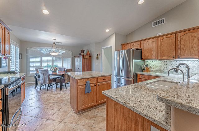 976 N Night Heron Drive, Green Valley, AZ 85614