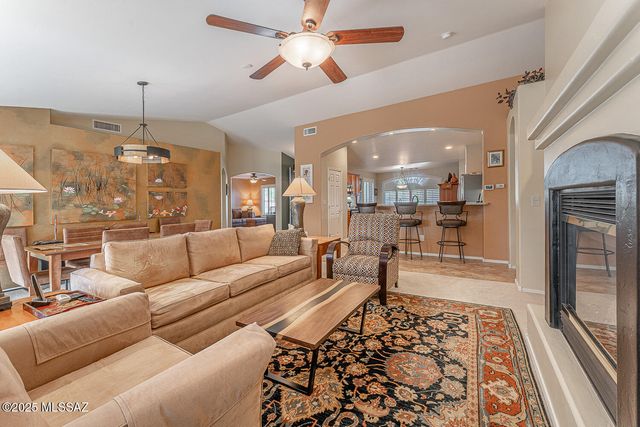 976 N Night Heron Drive, Green Valley, AZ 85614