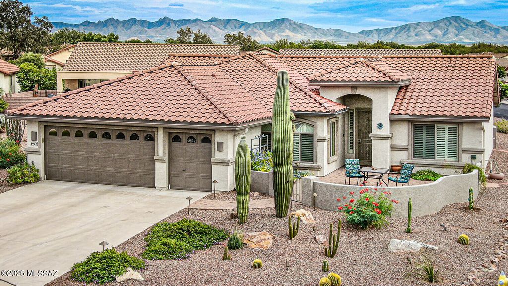 976 N Night Heron Drive, Green Valley, AZ 85614