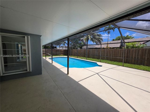 9300 Dunhill Dr, Miramar, FL 33025